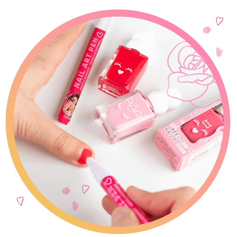 Mädchen trägt abziehbaren TOPModel Beauty and Me Nagellack in vier verschiedenen Farben auf